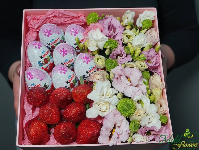 Коробка с клубникой и эустомой "Вкус весны" Фото